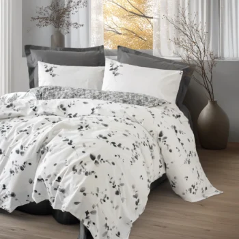 Posteljina ELARIA – 100% pamučna posteljina s crno–sivim botaničkim uzorkom na bijeloj podlozi – Nobil