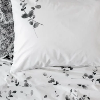 Posteljina ELARIA – 100% pamučna posteljina s crno–sivim botaničkim uzorkom na bijeloj podlozi – Nobil