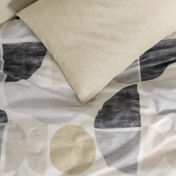 Posteljina FORMO – 100% pamučna posteljina s modernim geometrijskim uzorkom u sivo-bež tonovima – Nobil