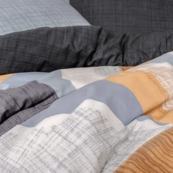 Posteljina GIORNO – 100% pamučna posteljina s modernim apstraktnim uzorkom u oker, sivoj i svijetloplavoj – Nobil